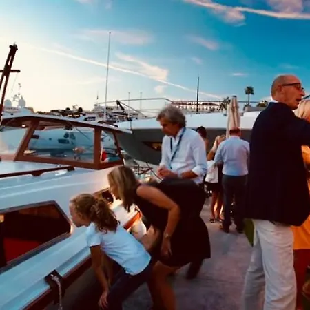 Botel Boat-hotel Vcb Centre-ville *